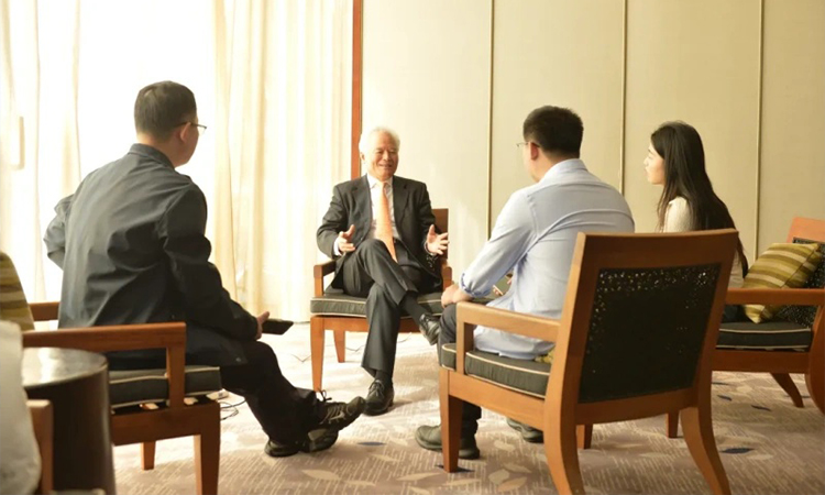 论坛期间,吴士存接受多家媒体现场专访