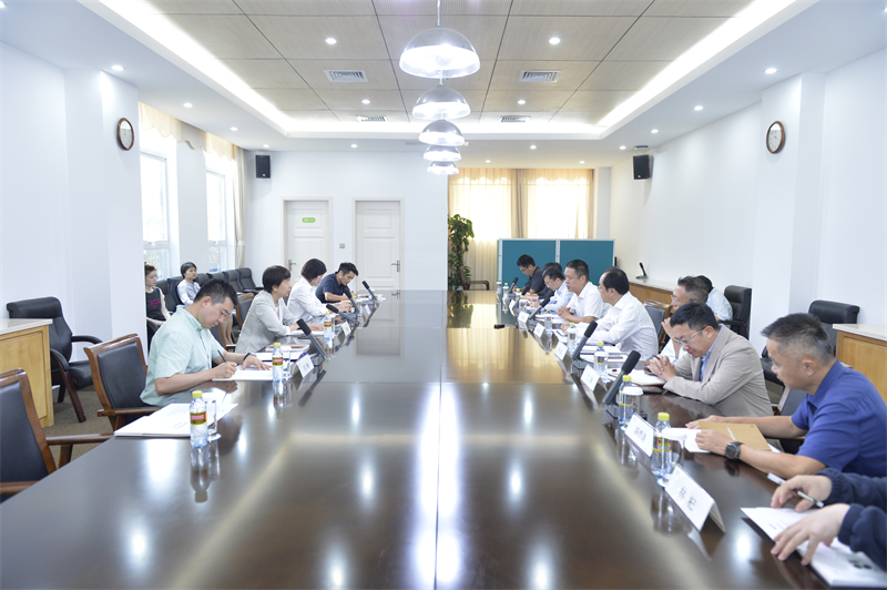 尹丽波在中国南海研究院调研